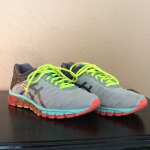 Athletic running shoes